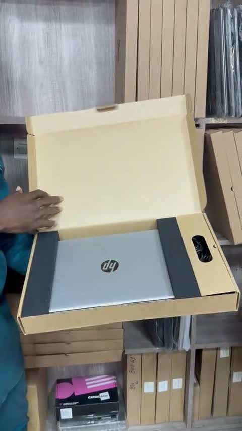 Cover ya Laptop na Vifaa Vyake